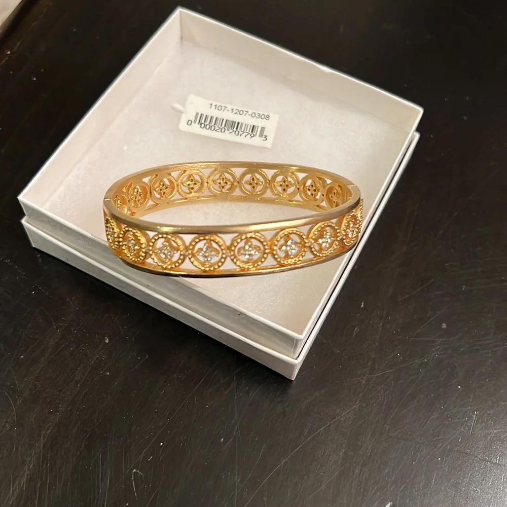 NWT Gold tone clasp bracelet with Swarovski crystals. - Picture 3 of 9